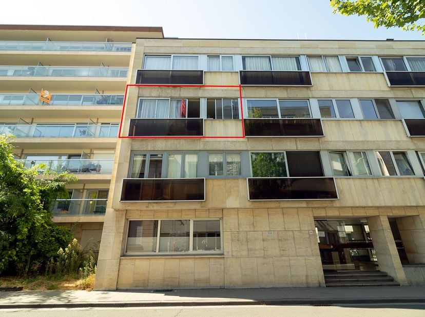 CENTRAAL GELEGEN APPARTEMENT -<br />
Het appartement is gelegen in het centrum van Leuven, waardoor het nabij winkels en scholen gelegen is en vlot be