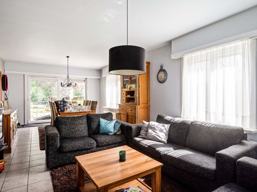 Gelegen aan de Dennelaan 45 in Averbode bevindt deze ruime woning zich in een rustige woonomgeving met vlotte verbindingen naar Diest, Aarschot, Leuve