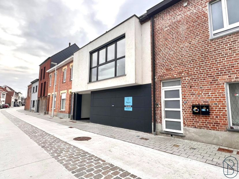 Garage box idéalement située et fermée, au rez-de-chaussée, à proximité du centre de Waregem.<br />
Dimensions : 2,7 m x 6,9 m. La garage est équipée