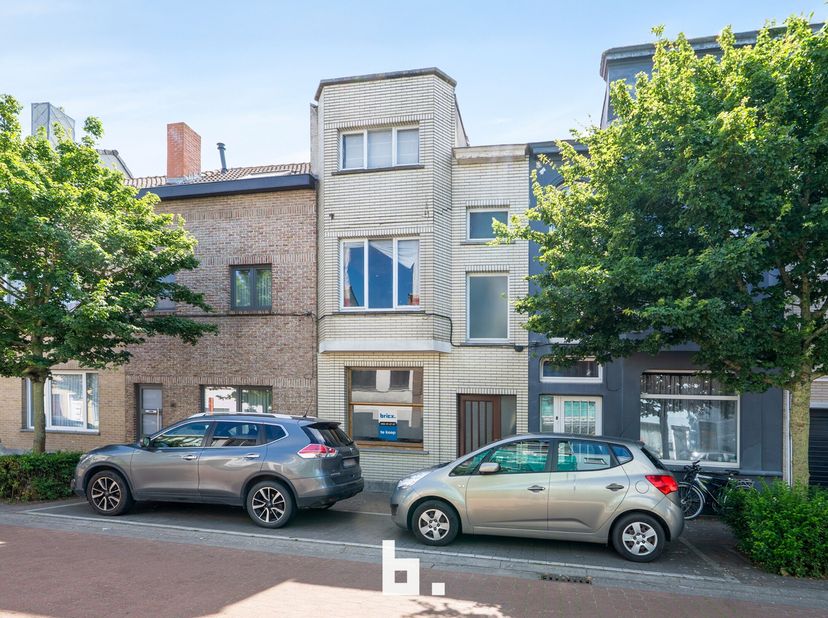 Deze ruime woning in de Stuiverstraat te Oostende heeft 4 slaapkamers en tevens een terras. De woning ligt op slechts 30 meter van het Sint Catharinap