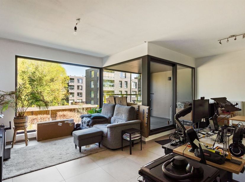 Ligging: Dit recente appartement is gelegen in de Hollebeekstraat in Hoboken, een rustige en aangename buurt met een goede bereikbaarheid naar het cen