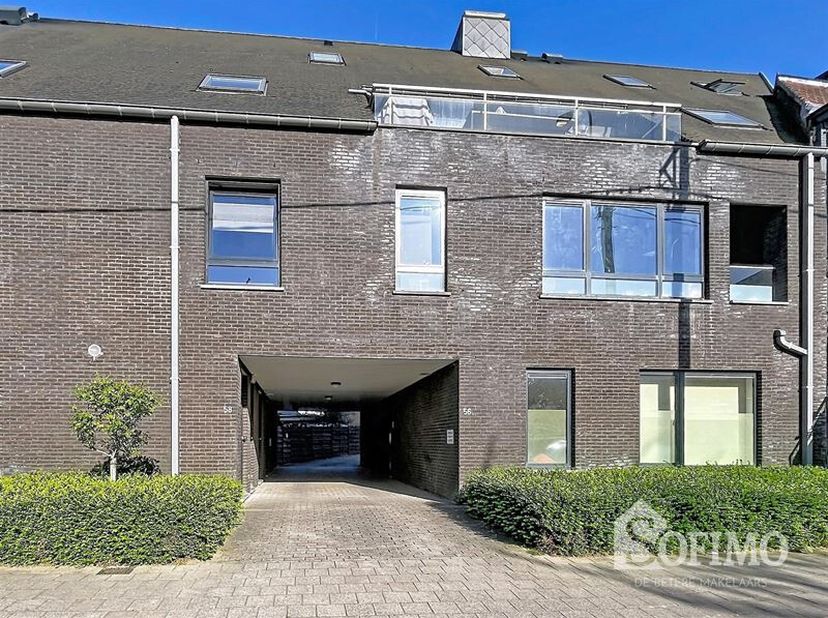 Gelijkvloersappartement met tuin en garage nabij centrum Roeselare.<br />
Dit energiezuinige appartement combineert comfort, ruimte en een uitstekende