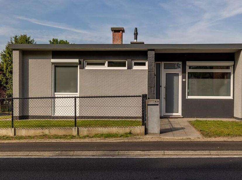 Deze aangename gelijkvloerse woning geniet een gunstige ligging nabij het station. Het pand beschikt over een volledig omheinde tuin, een groot terras