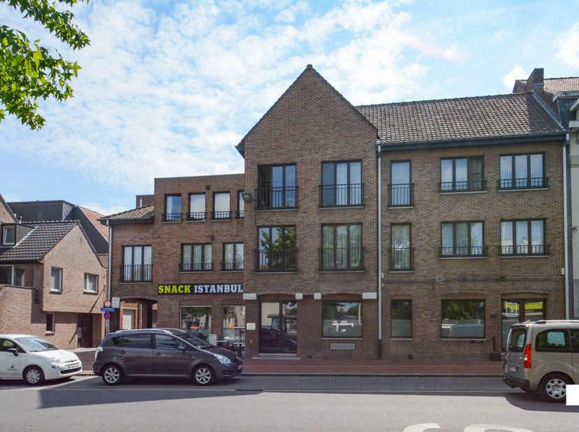 Ontdek dit ruime, instapklare appartement met drie slaapkamers, ideaal gelegen nabij de Grote Markt van Izegem. Met een bewoonbare oppervlakte van cir