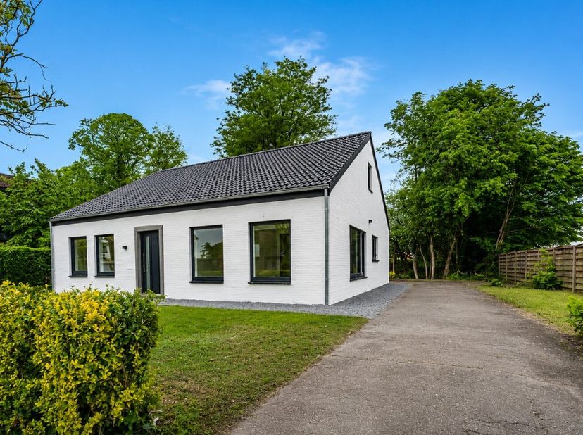 Op zoek naar een instapklare woning waar u geen euro meer in hoeft te steken? Dan is deze stijlvol gerenoveerde gezinswoning aan de Eilandsweg 5 in Gr