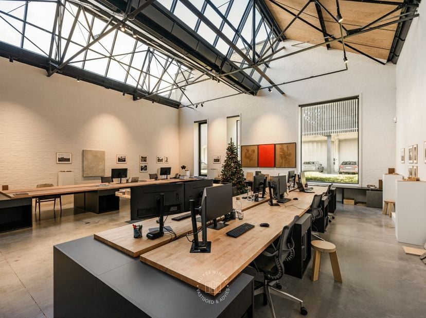 In de dynamische omgeving van de Cotton Factory, vlak naast de Cotton Kitchen, is er een volledig ingerichte kantoorruimte van 150 m² beschikbaar. Dez
