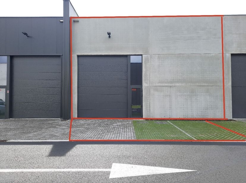 Binnen een verzorgde en dynamische KMO-site bieden wij deze splinternieuwe bedrijfsunit van 144 m² te aan. Dankzij de moderne uitstraling, praktische