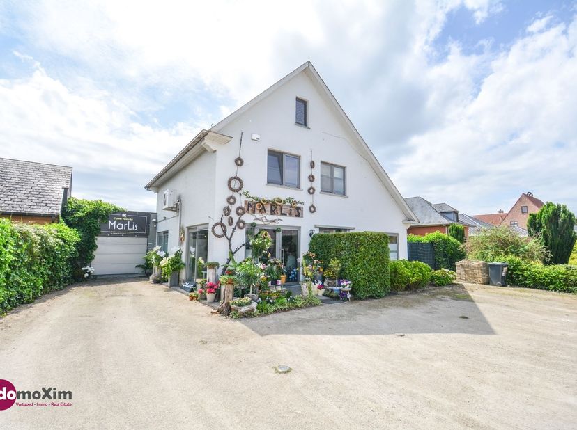 Local commercial avec logement, idéalement situé à Kampenhout<br />
 <br />
Derrière cette maison individuelle construite en 1963 se cache une histo