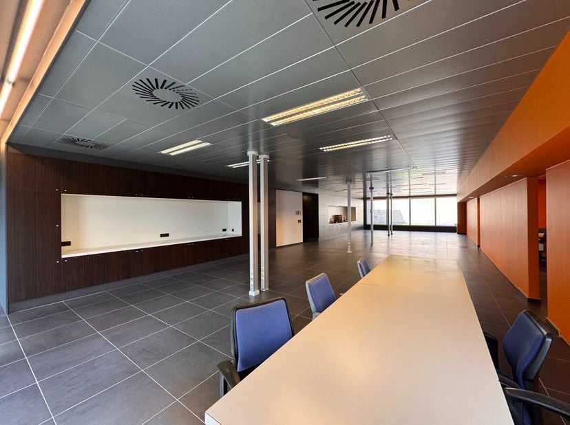 In het stadscentrum van Ieper bevindt zich deze instapklare kantoorruimte van +/- 317 m² aan het Colaertplein.<br />
<br />
De ligging in de stadskern