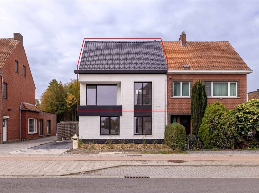 2 slaapkamer appartement in centrum Geel.<br />
 Dit appartement bevindt zich op de 1ste verdieping. Volledig gerenoveerd in 2025 en geniet van vloerv