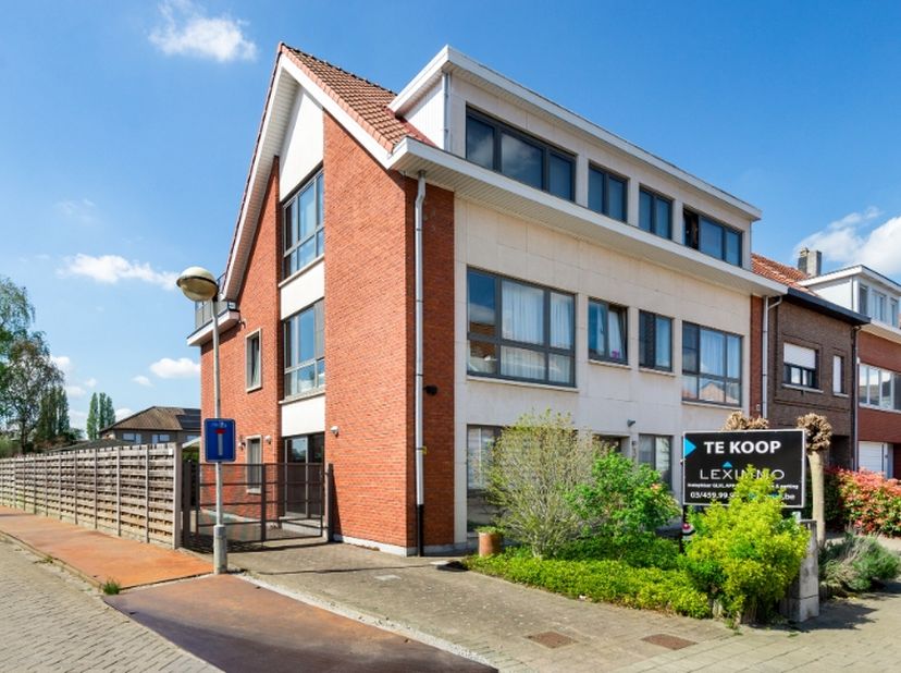 Zeer gunstig gelegen en volledig instapklaar gelijkvloersappartement bestaande uit: -1: droge KELDER; GLVL: inkomhall met ingemaakte kasten, ingericht