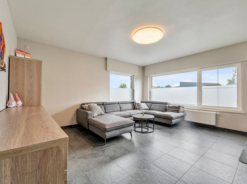 Op zoek naar ruimte, comfort én mogelijkheden? Deze instapklare halfopen woning is gelegen op een prachtig perceel van maar liefst 1.223 m² en biedt v