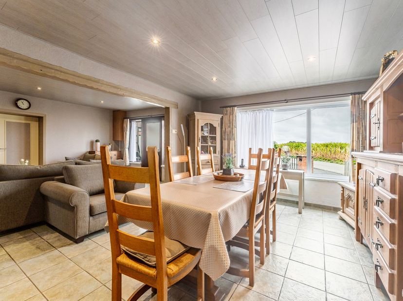 Langs de Herreweg in Zwevezele treffen we deze te renoveren woning op een perceel van 1506 m².<br />
Op het gelijkvloers bevindt zich een ruime woonka