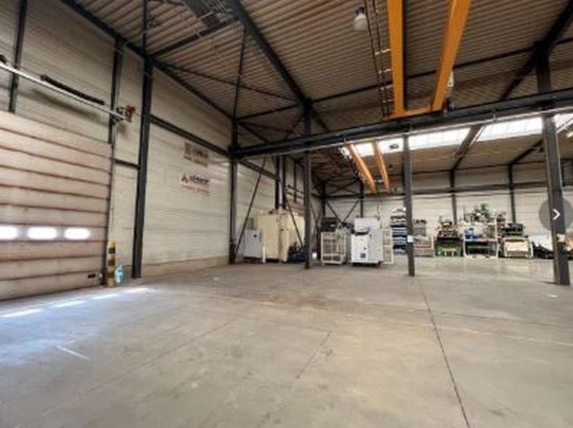 Magazijnruimtes te huur, gelegen aan de Oosterring 12 in Genk, binnen een gevestigde industriële zone. De site omvat vier magazijnunits met oppervlakt