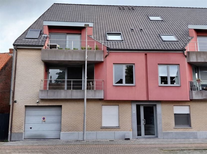 Situation<br />
Dans le quartier calme de Doorslaar, non loin de la liaison vers Lokeren ou Lochristi.<br />
Disposition<br />
L'ascenseur ou les esca