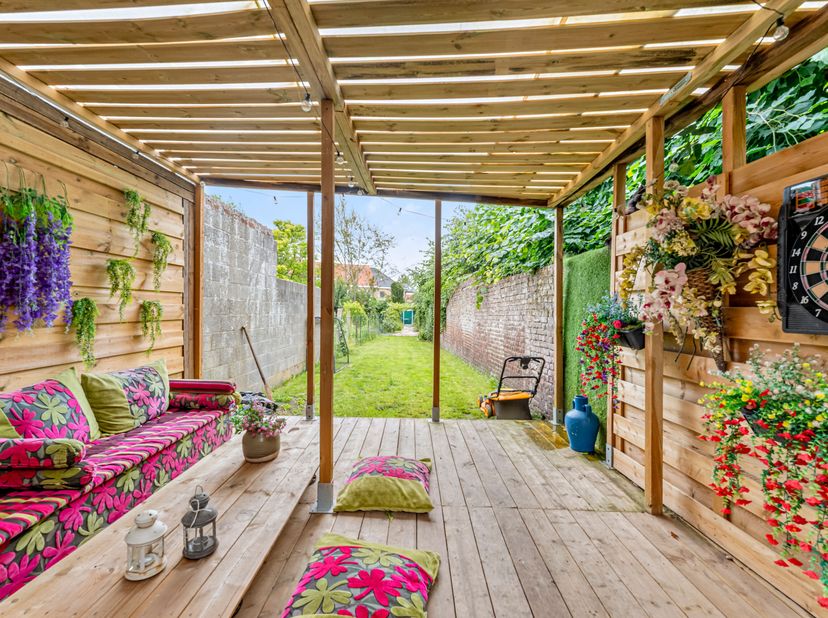 Instapklare woning te Koop in Moorsele!!!<br />
We betreden de woning via de inkomhal. Hier bevindt zich een aparte bureauruimte, aslook toegang tot d