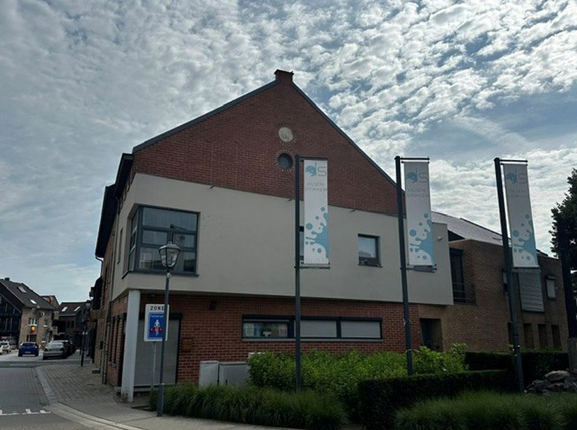 Ruim duplex appartement in het centrum van Stokkem.<br />
<br />
Dit pand heeft een bewoonbare oppervlakte van +/- 116m² (volgens EPC) en beschikt o.a
