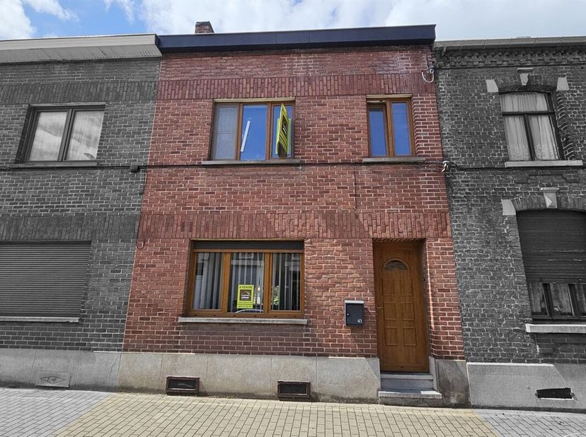 SOUS OPTION - PLUS DE VISITE - Prix: Offre à partir de 160.000 euros, frais d'agence non inclus et à charge de l'acquéreur.<br />
Maison habitable rap