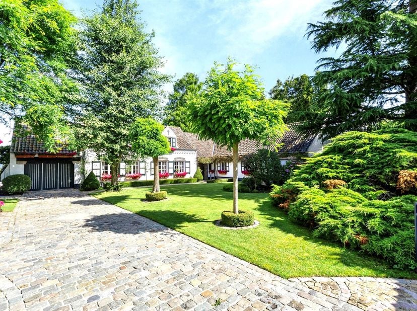 Authentiek charmant LANDHUIS, UNIEK gelegen genietend van een WAANZINNIG UITZICHT! Prachtig aangelegde TUIN, perfect onderhouden charmant landhuis, op