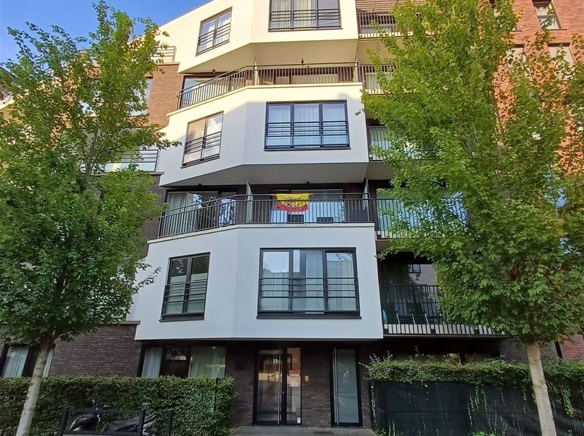 Aangenaam en recente gemeubelde studio-appartement van ongeveer 44m² + kelder + parkeerplaats.<br />
<br />
Gunstig gelegen in een rustige woonwijk