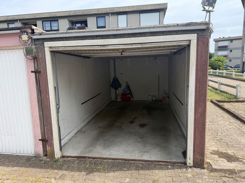 Garage te koop in ,
                    2630 Aartselaar