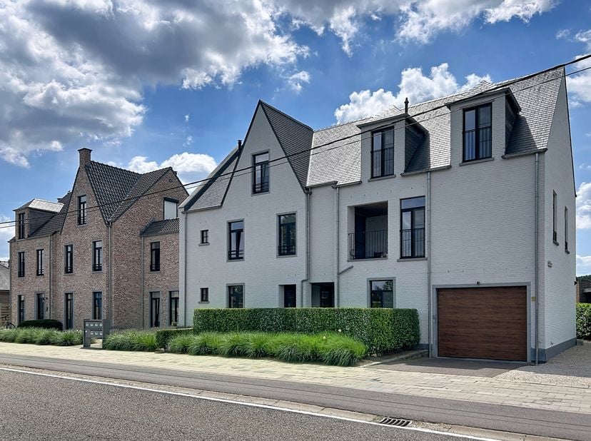 Ontdek dit mooi, modern en instapklaar 3-slaapkamerappartement, gelegen achteraan op de eerste verdieping van dit verzorgd residentieel gebouw met lif