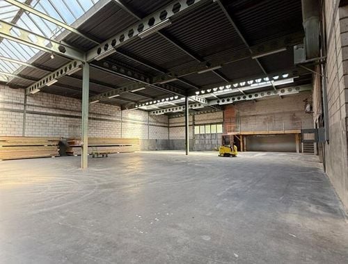                                         Entrepôt à louer à Zichem, € 3.000
