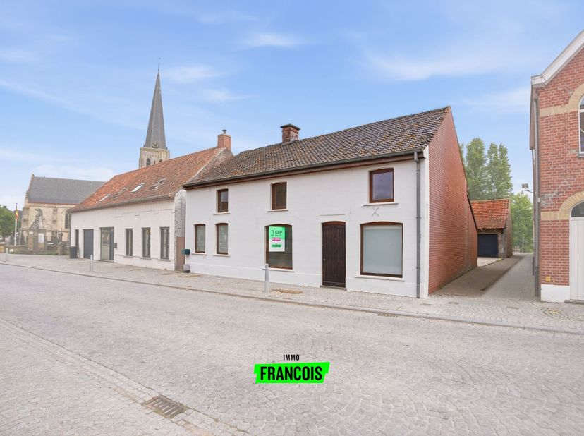 Vous cherchez une maison clé en main à vendre à Westvleteren, avec caractère, espace et de nombreuses possibilités ? Cette charmante maison mitoyenne