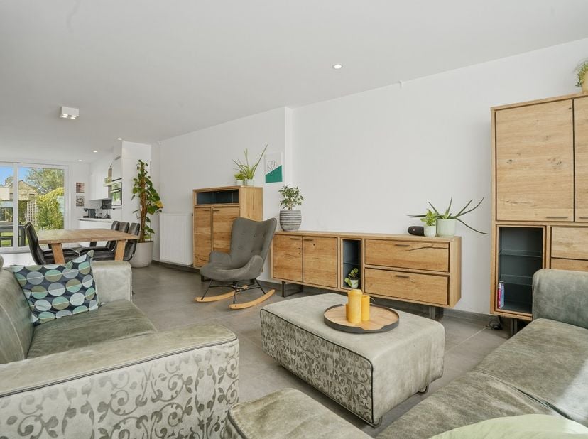 In het gezellige Keiem bevindt zich deze volledig gerenoveerde woning op een aangenaam perceel. De woning werd in 2023 volledig vernieuwd en combineer