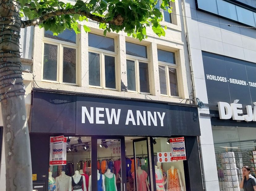 Handelshuis gelegen op de commerciële hoofdas van Hasselt.<br />
Het grootste deel van het winkelpubliek passeert op deze locatie. <br />
Het geheel w