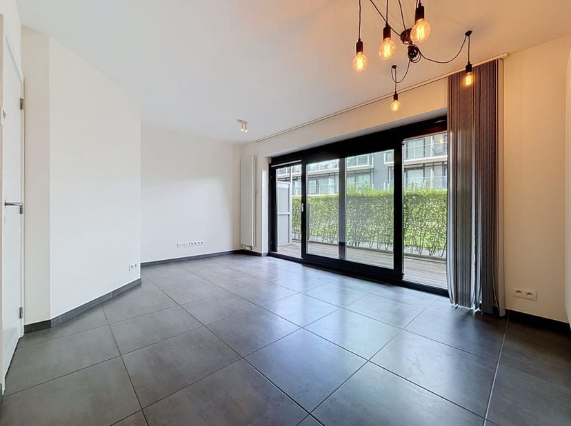 Dit instapklare gelijkvloerse appartement bevindt zich in een recente residentie op een centrale, maar rustige ligging aan de waterlijn in Nieuwpoort-