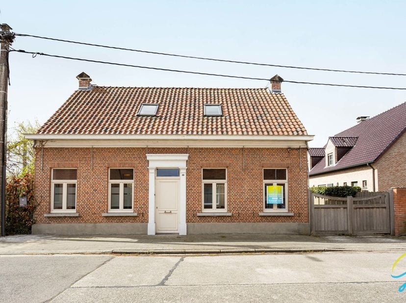 Te koop te Wichelen: Zeer charmante en volledig gerenoveerde woning !<br />
Deze woning onderging de voorbije jaren een grondige renovatie, resultaat: