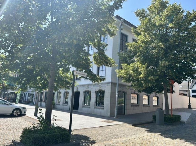 Dit mooi ingericht één-slaapkamer appartement is gelegen op de Markt 40 in Diepenbeek.&amp;nbsp; Dit is centraal gelegen tussen Hasselt - Genk - Bilzen.&amp;n
