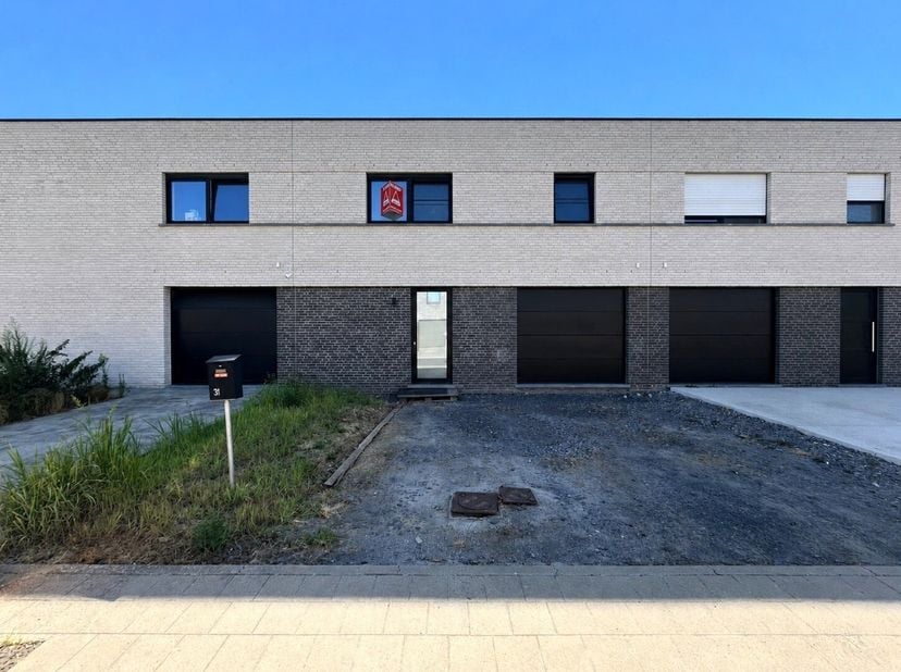 Deze recente nieuwbouwwoning is gelegen in het centrum van Moorslede, in een rustige buurt op korte afstand van winkels en voorzieningen. De woning is