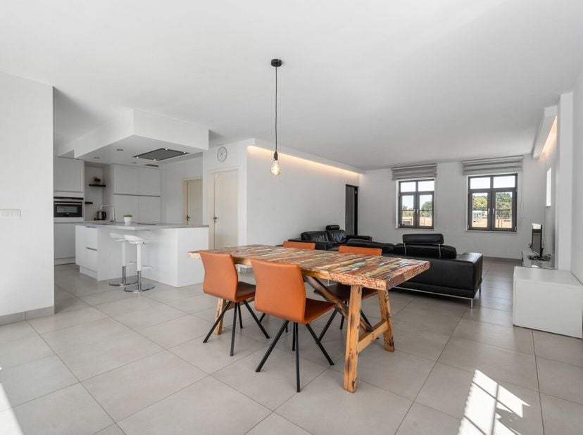 Deze energiezuinige nieuwbouwwoning in Grote-Brogel combineert rust en comfort. Gelegen in een doodlopende, kindvriendelijke straat, vlak bij scholen,