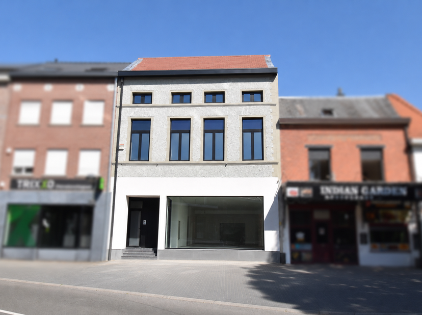 Rez-de-chaussée commercial polyvalent dans un immeuble entièrement rénové, situé au cœur d'Overijse et bénéficiant d'une excellente visibilité.<br />