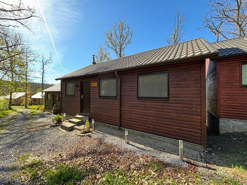 MCA Immobilier vous invite à découvrir ce chalet totalement neuf (2023) situé dans le domaine du Bochetay à Heure, à seulement 10 minutes de Durbuy. F