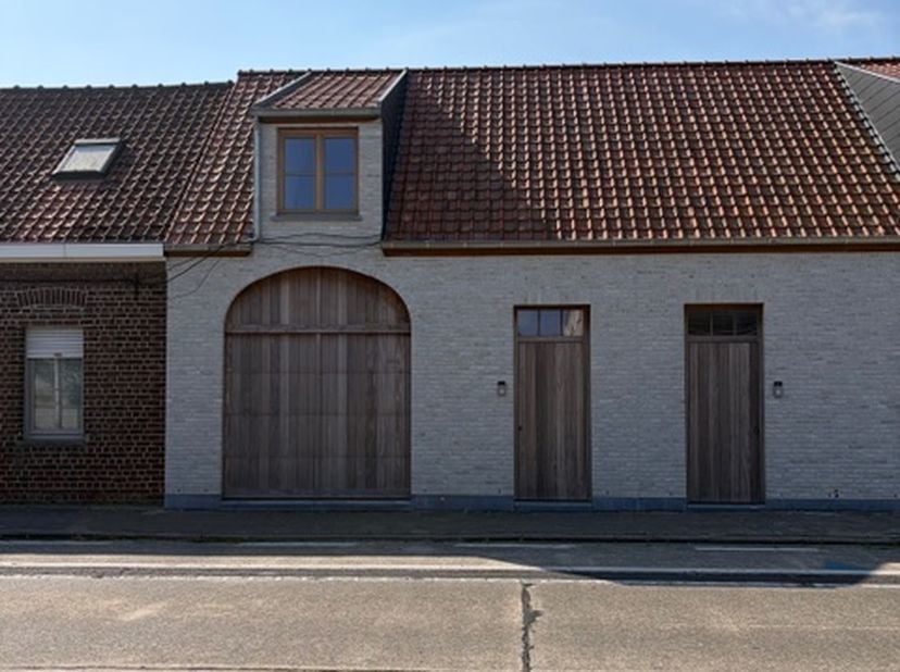 Stijlvolle en energiezuinige nieuwbouwwoning met zonnepanelen en vloerverwarming.<br />
Volledig geschilderd – onmiddellijk instapklaar , bovenverdiep