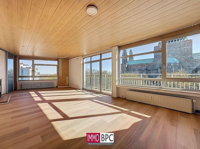 Ontdek deze prachtige penthouse van 119 m², ideaal gelegen in het hart van Ganshoren, die een zeldzame combinatie biedt van ruimte, lichtinval, comfor