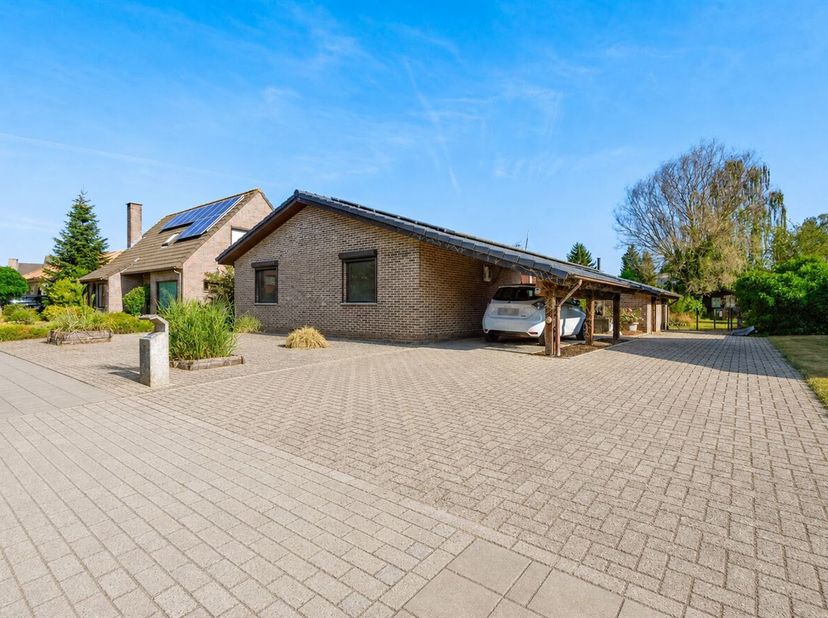 Rustig gelegen laagbouwwoning met ruime tuin, 42 zonnepanelen en warmtepomp<br />
Deze aangename laagbouwwoning is gelegen in een rustige en residenti