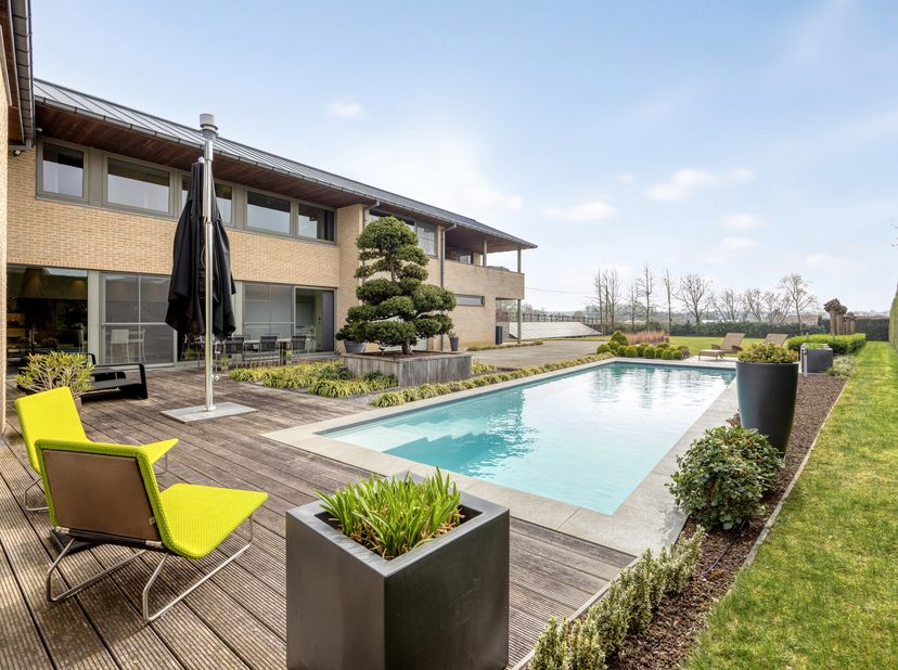Deze uitzonderlijk ruime en perfect instapklare villa, gelegen in het rustige en groene Kersbeek-Miskom (Kortenaken), biedt een unieke combinatie van