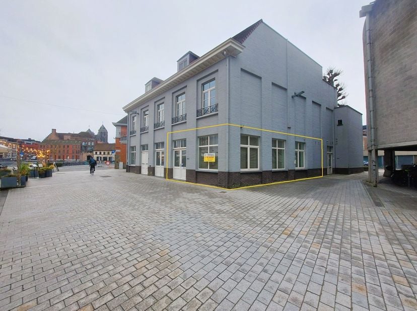 Bent u 60+ en zoekt u een comfortabel en goedgelegen appartement bij de Leieboorden dan is deze vast iets voor u. Het appartement heeft een inkom, rui