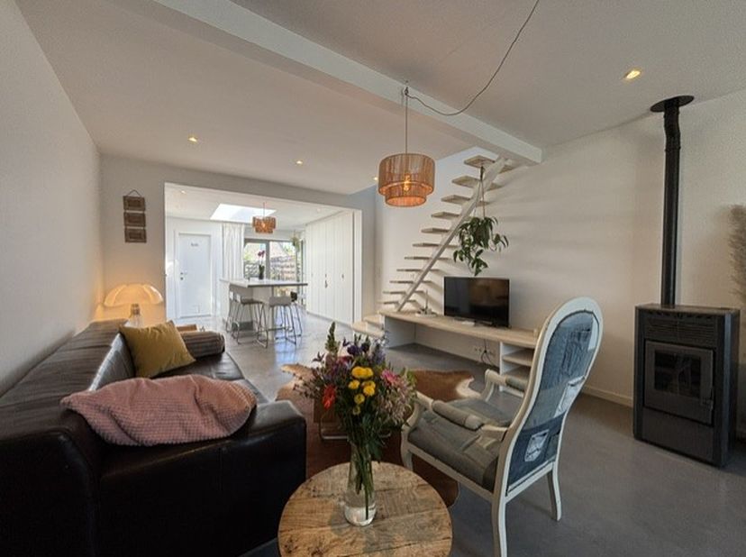 In de Grotestraat in De Haan bevindt zich deze smaakvol gerenoveerde woning die comfort, kwaliteit en hedendaags woonplezier moeiteloos samenbrengt. D