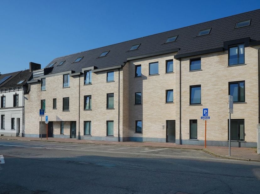 Gelegen op de bovenste verdieping van een hedendaagse residentie, weet dit exclusieve penthouse onmiddellijk te verleiden door zijn volumes, lichtinva