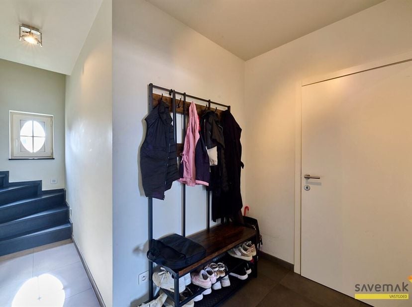 Dit duplexappartement maakt deel uit van een gezellige blok van 4 units waar de buren elkaar goed verstaan.<br />
In de inkomhal lopen we rechtdoor ri