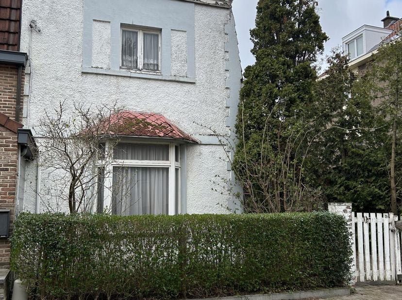 Een charmante, te renoveren, halfopen woning met oprit en garage, ruime groene tuin.<br />
Totale grond oppervlakte 683m². Totale bewoonbare oppervlak