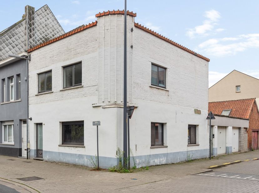 Mondo Vastgoed vous propose un appartement d'une chambre au rez-de-chaussée, idéal pour ceux qui cherchent une maison à rafraîchir. L'appartement disp
