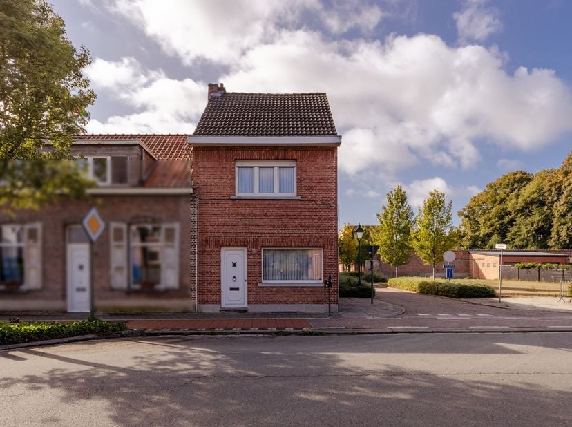 Deze te renoveren halfopen eengezinswoning is gelegen op een centrale, maar bovenal rustige ligging in een residentiële omgeving in het centrum van Em