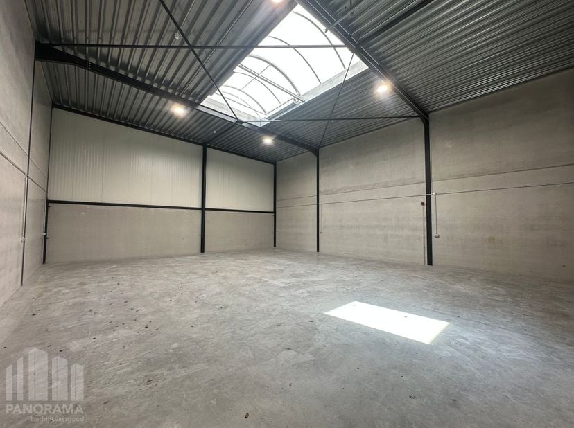 Nieuwbouw KMO-unit te huur met een oppervlakte van 180 m² en 2 privatieve parkeerplaatsen te huur.&amp;nbsp;<br />
<br />
De magazijnruimte&amp;nbsp;(brandkla