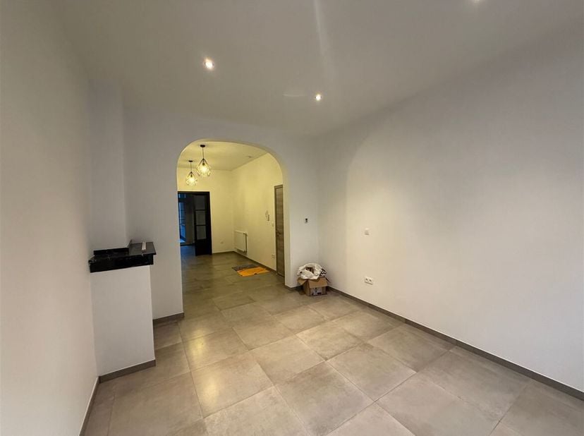 Gerenoveerd 1-slpk appartement te huur op toplocatie in hartje Antwerpen!<br />
Ligging: Het appartement ligt op toplocatie nabij het station Antwerpe